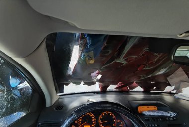 Araba yıkama cam köpük su ve fırçalar.