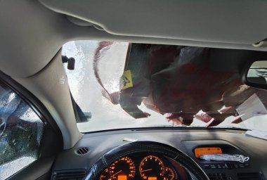 Araba yıkama cam köpük su ve fırçalar.