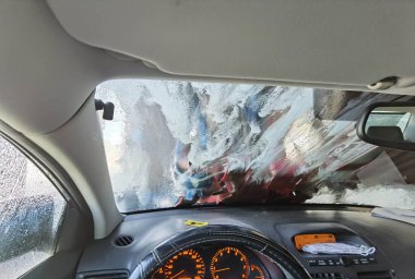 Araba yıkama cam köpük su ve fırçalar.