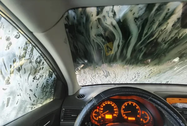 洗车清洗玻璃泡沫水和刷子 — 图库照片