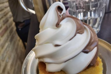 Preveza şehrinin Yunanistan 'ında kremalı ve çikolatalı tatlı ravani pastası.