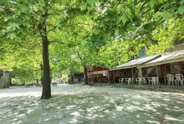 Bahar mevsiminde Arta mükemmelliğindeki kipseli köyü, merkez meydan, Yunanistan