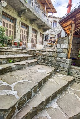 Bahar mevsiminde Arta mükemmelliğindeki kipseli köyü, merkez meydan, Yunanistan