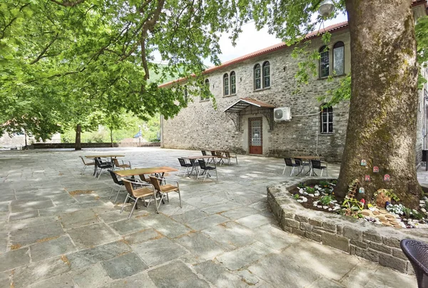 Bahar mevsiminde Arta mükemmelliğindeki kipseli köyü, merkez meydan, Yunanistan