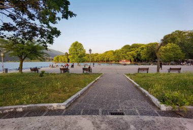 Dolunay gecesi Yunanistan 'da ioannina kenti göl bölgesi