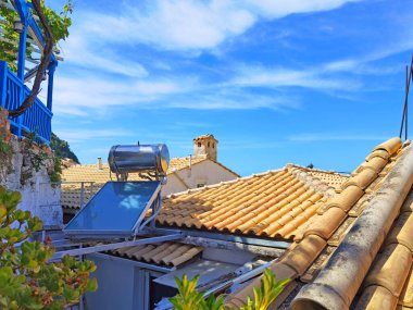 Güneş ısıtıcısı modern, çatıda mavi gökyüzü ve gölge. 