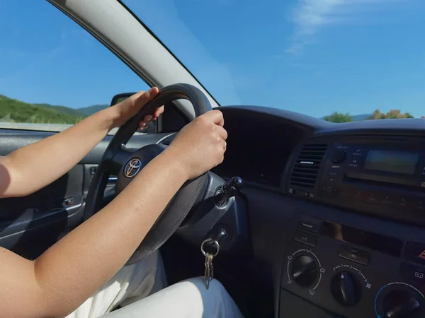 Volant Řidič Ženské Silniční Nebe Den Cestování Auto — Stock fotografie