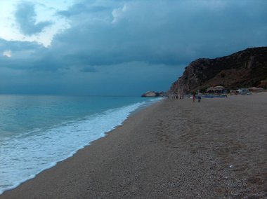 Lefkada adasının sahilinde gün batımı, etkileyici akşam renkleri.