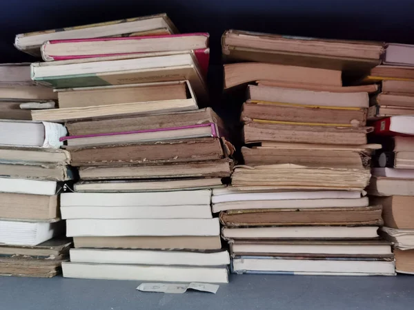Libros Libro Viejo Envejecido Pila Polvo Pila Aislado Para Fondo —  Fotos de Stock