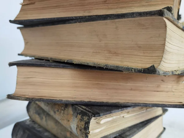 Βιβλία Βιβλίο Γερασμένο Στη Στοίβα Σκόνης Απομονωμένο Για Φόντο — Φωτογραφία Αρχείου