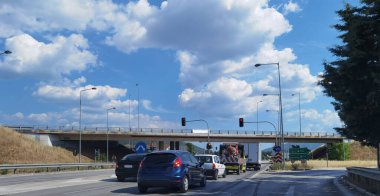 Egnatia otobanındaki köprü Yunan ışıkları hız bulanıklığı, ulaşım arka plandaki arabalar