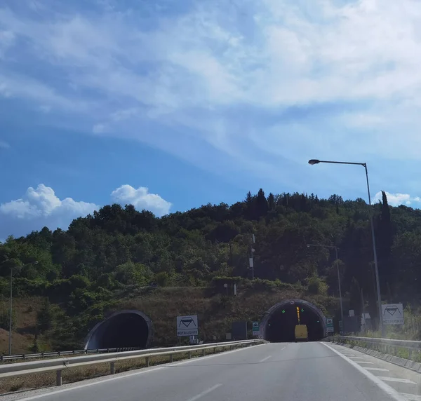 石榴石公路隧道 格里斯灯 车速模糊 交通背景车 — 图库照片