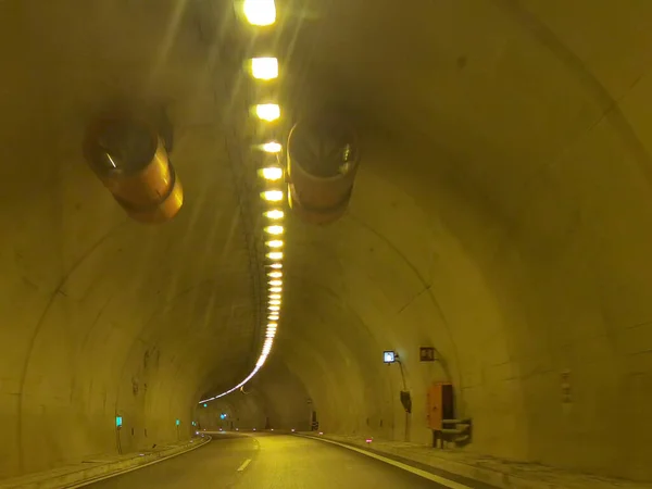 エグナティア高速道路のトンネルギリシャの光速度のブラー 交通機関の背景車 — ストック写真