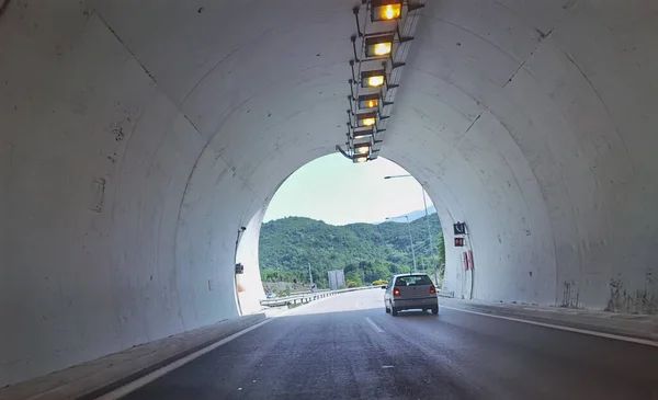 石榴石公路隧道 格里斯灯 车速模糊 交通背景车 — 图库照片