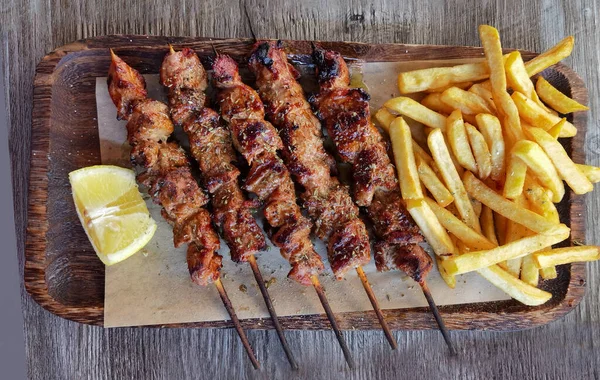 souvlaki patatesi limon eti geleneksel olarak Yunan usulü kızartılmış.