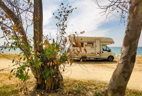 Karavan Auto Moře Létě Pláž Stromy Modrá Obloha Cestování Dovolené — Stock fotografie