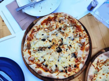 Pizza dört peynir geleneksel üst taraf manzarası