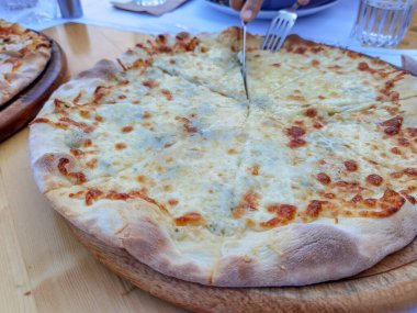 Pizza dört peynir geleneksel üst taraf manzarası