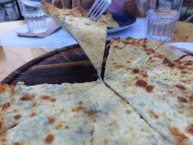 Pizza dört peynir geleneksel üst taraf manzarası