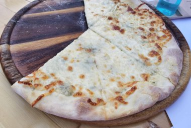 Pizza dört peynir geleneksel üst taraf manzarası