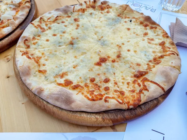 Пицца Четыре Сыра Традиционный Вид Сверху — стоковое фото