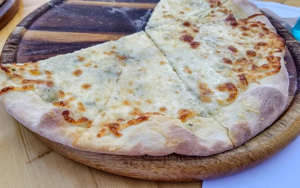 Pizza dört peynir geleneksel üst taraf manzarası