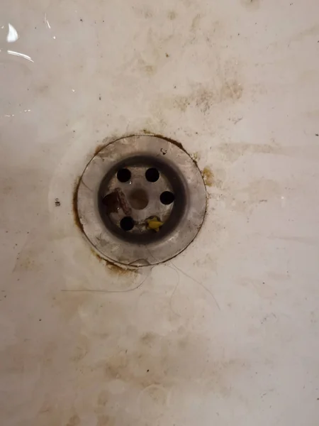 화장실의 더러운 싱크대 — 스톡 사진