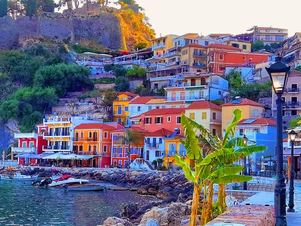 Parga Yunan turizm beldesi Akşamları deniz kenarında, Tatiller Grece 'de