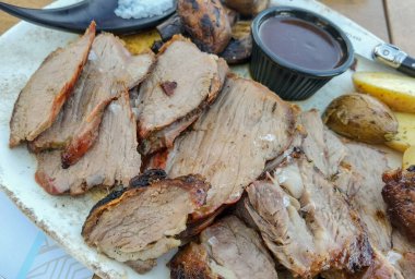 Patates ve mantarlı biftek ve tabakta tuz biberiyesi