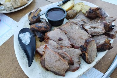 Patates ve mantarlı biftek ve tabakta tuz biberiyesi