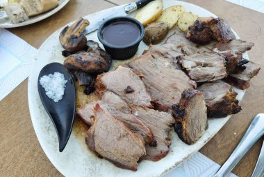 Patates ve mantarlı biftek ve tabakta tuz biberiyesi