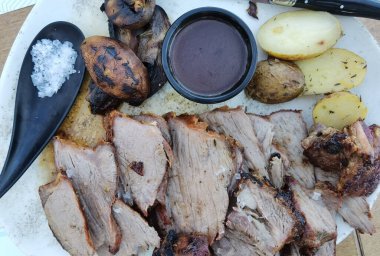 Patates ve mantarlı biftek ve tabakta tuz biberiyesi