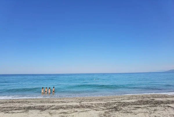 Playa Mar Verano Chicas Jóvenes Que Preparan Para Nadar Por —  Fotos de Stock
