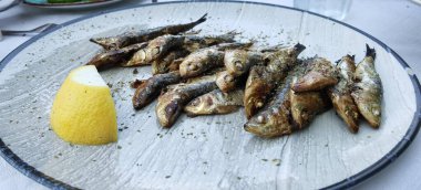 Preveza Yunanistan 'da masada ızgara sardalya balığı.