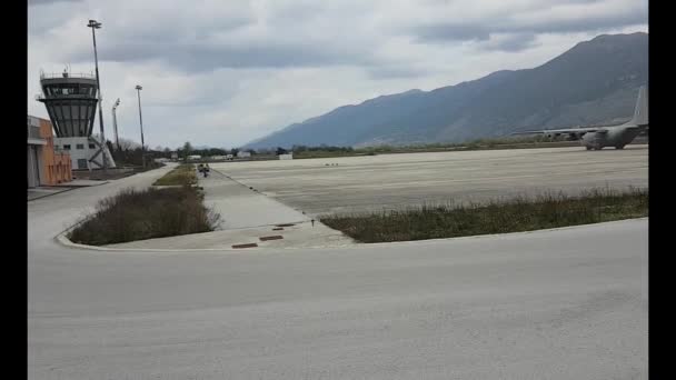 Vliegtuig c-130 militaire vliegtuig luchtvaart van het vliegtuig van ioannina Griekenland — Stockvideo