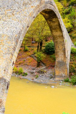 Konitsa kenti, sonbaharda eski köprü ve voidomatis nehri ile kavis oluşturdu, Yunanistan