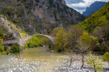 Konitsa kenti, sonbaharda eski köprü ve voidomatis nehri ile kavis oluşturdu, Yunanistan