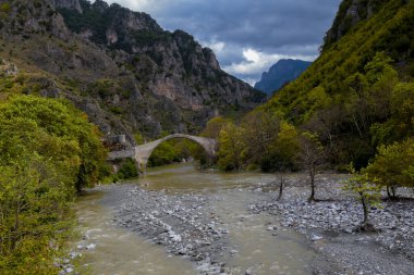 Konitsa kenti, sonbaharda eski köprü ve voidomatis nehri ile kavis oluşturdu, Yunanistan