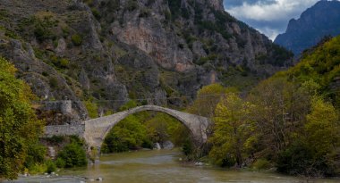 Konitsa kenti, sonbaharda eski köprü ve voidomatis nehri ile kavis oluşturdu, Yunanistan
