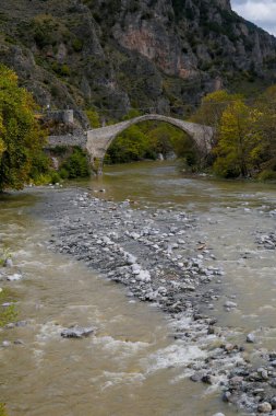 Konitsa kenti, sonbaharda eski köprü ve voidomatis nehri ile kavis oluşturdu, Yunanistan
