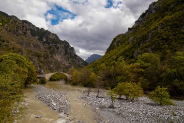 Konitsa kenti, sonbaharda eski köprü ve voidomatis nehri ile kavis oluşturdu, Yunanistan