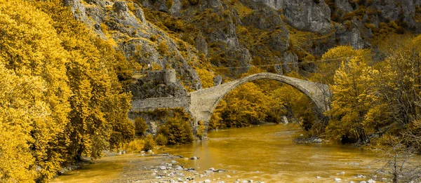 Konitsa Cidade Arced Ponte Velha Rio Voidomatis Outono Grécia — Fotografia de Stock