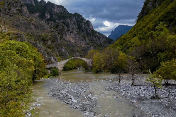 Konitsa Cidade Arced Ponte Velha Rio Voidomatis Outono Grécia — Fotografia de Stock