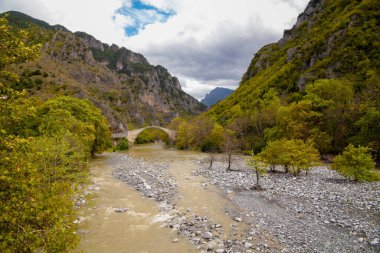 Konitsa kenti, sonbaharda eski köprü ve voidomatis nehri ile kavis oluşturdu, Yunanistan