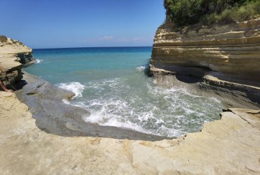 Corflu adasındaki Kanal d 'Amour dar plajı ya da ada Yunanistan' ın kuzeyindeki aşk kanalı.