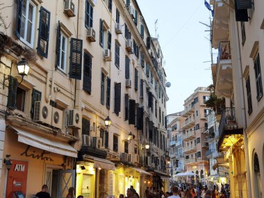 CORFLU ŞEHRİ, 2 AĞUSTOS 2021, CORFU ŞEHRİ ALANLARI VE AVUKLARI, GREECE Corfu Adası sokakları ve Yunanistan 'daki turizm beldesi