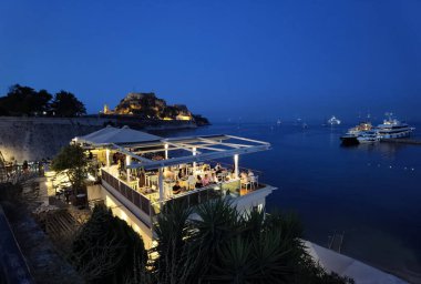 CORFLU ŞEHRİ, 2 AĞUSTOS 2021, CORFU ŞEHRİ ALANLARI VE AVUKLARI, GREECE Corfu Adası sokakları ve Yunanistan 'daki turizm beldesi
