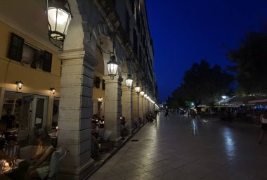 CORFLU ŞEHRİ, 2 AĞUSTOS 2021, CORFU ŞEHRİ ALANLARI VE AVUKLARI, GREECE Corfu Adası sokakları ve Yunanistan 'daki turizm beldesi