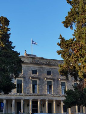 CORFLU ŞEHRİ, 2 AĞUSTOS 2021, CORFU ŞEHRİ ALANLARI VE AVUKLARI, GREECE Corfu Adası sokakları ve Yunanistan 'daki turizm beldesi