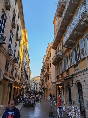 CORFLU ŞEHRİ, 2 AĞUSTOS 2021, CORFU ŞEHRİ ALANLARI VE AVUKLARI, GREECE Corfu Adası sokakları ve Yunanistan 'daki turizm beldesi